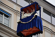 zuvor ging es für das Narrhalla Prinzenpaar 2015 per Kran zur Schlüsselübergabe (©Foto: Martin Schmitz)